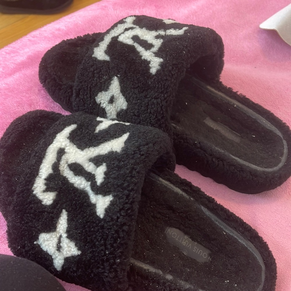 Faux fur slippers